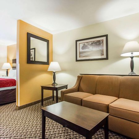 Comfort Suites Clinton Near Presbyterian College Exterior foto